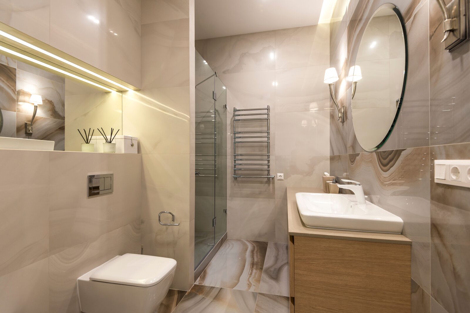 Nieuw geplaatst sanitair in een badkamer