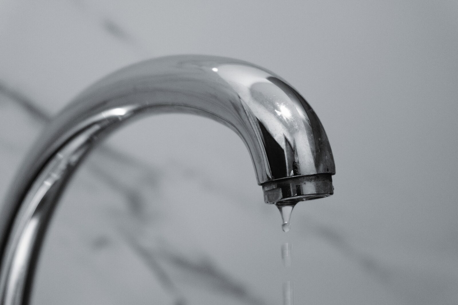 Loodgieter spoort een lekkage op